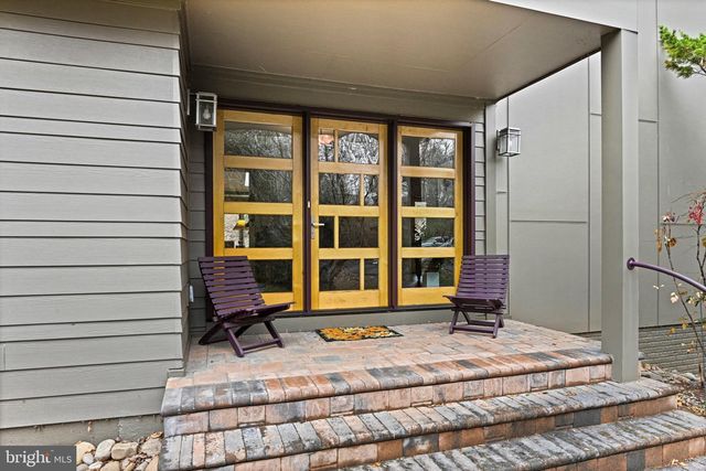 11698 FOX GLEN DR, Oakton, VA 22124