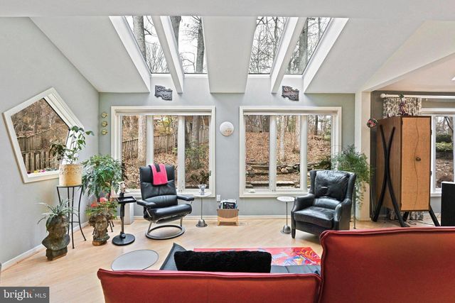 11698 FOX GLEN DR, Oakton, VA 22124