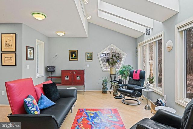 11698 FOX GLEN DR, Oakton, VA 22124