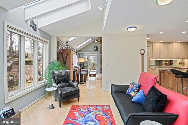 11698 FOX GLEN DR, Oakton, VA 22124