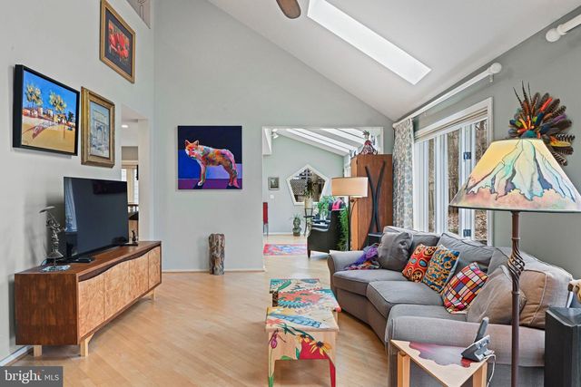 11698 FOX GLEN DR, Oakton, VA 22124