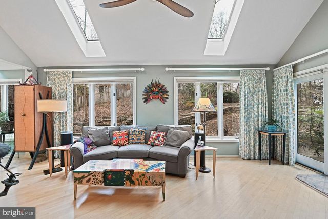 11698 FOX GLEN DR, Oakton, VA 22124