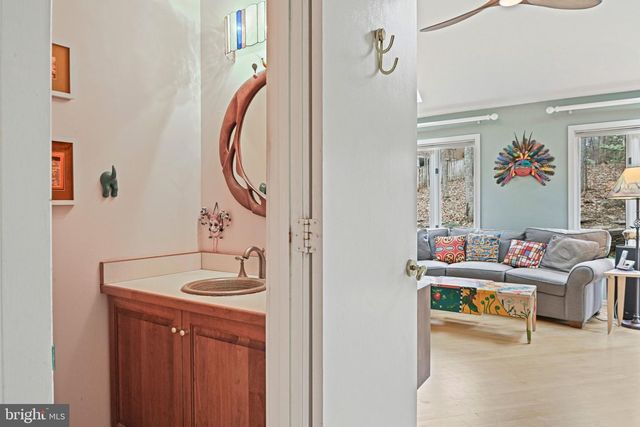 11698 FOX GLEN DR, Oakton, VA 22124