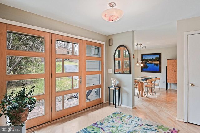 11698 FOX GLEN DR, Oakton, VA 22124