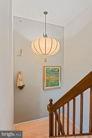 11698 FOX GLEN DR, Oakton, VA 22124