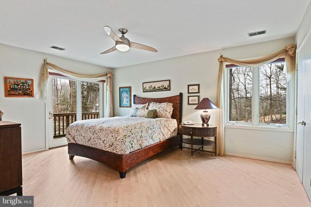 11698 FOX GLEN DR, Oakton, VA 22124