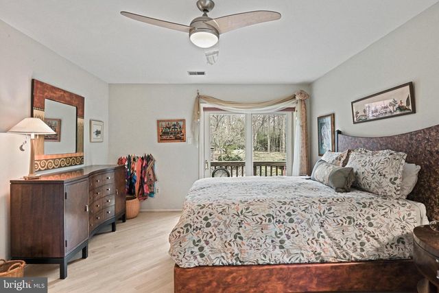 11698 FOX GLEN DR, Oakton, VA 22124