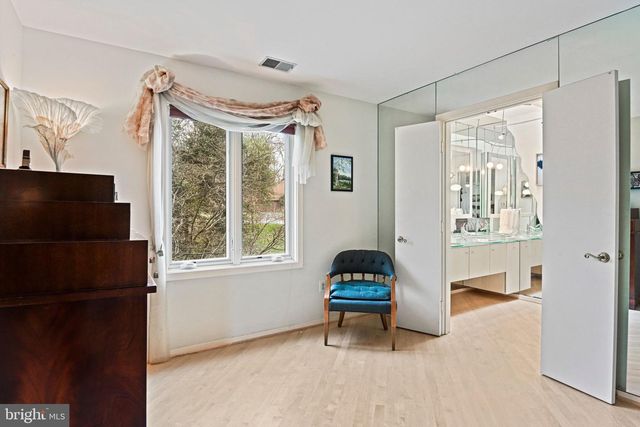 11698 FOX GLEN DR, Oakton, VA 22124