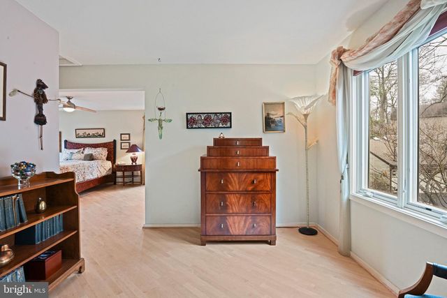 11698 FOX GLEN DR, Oakton, VA 22124