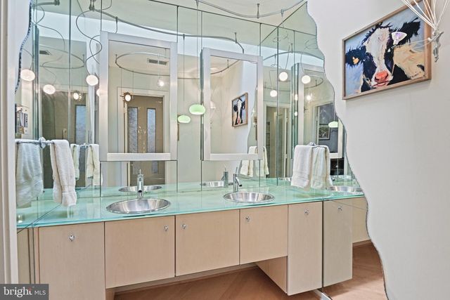 11698 FOX GLEN DR, Oakton, VA 22124