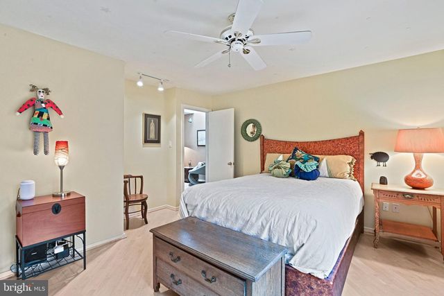 11698 FOX GLEN DR, Oakton, VA 22124