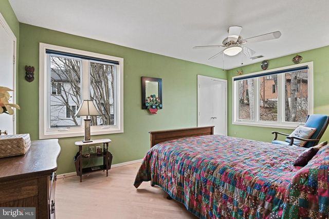 11698 FOX GLEN DR, Oakton, VA 22124