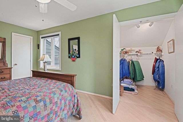 11698 FOX GLEN DR, Oakton, VA 22124