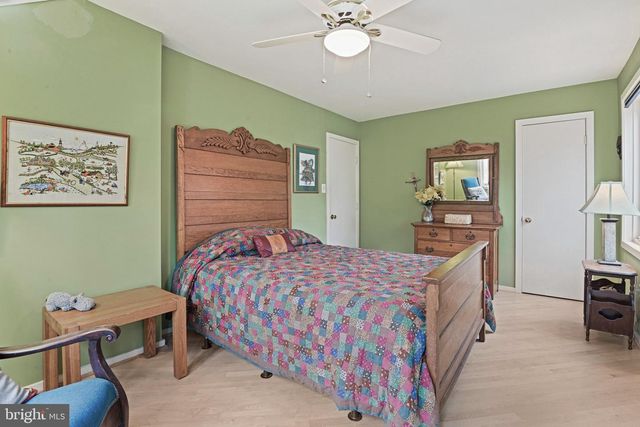 11698 FOX GLEN DR, Oakton, VA 22124