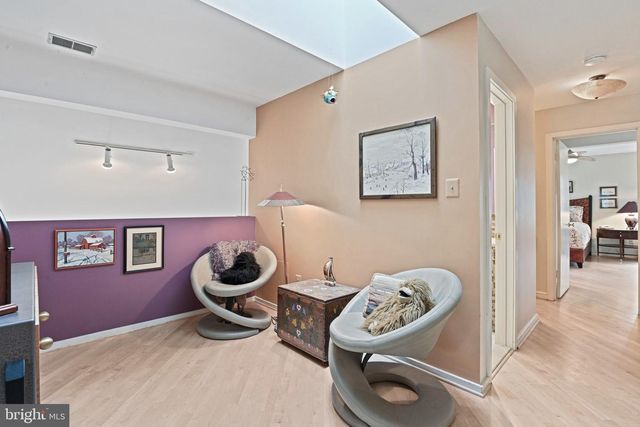 11698 FOX GLEN DR, Oakton, VA 22124