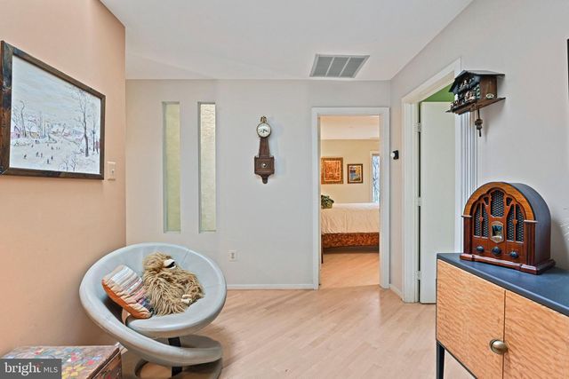 11698 FOX GLEN DR, Oakton, VA 22124