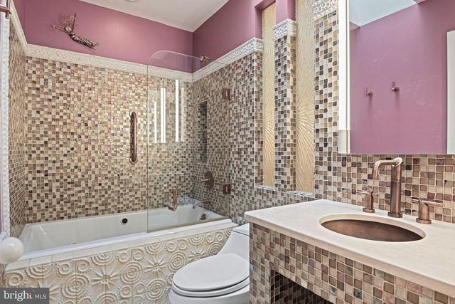 11698 FOX GLEN DR, Oakton, VA 22124