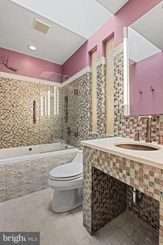 11698 FOX GLEN DR, Oakton, VA 22124