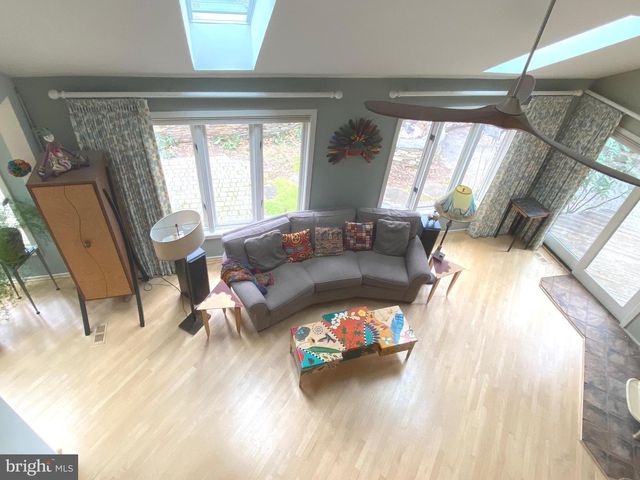 11698 FOX GLEN DR, Oakton, VA 22124