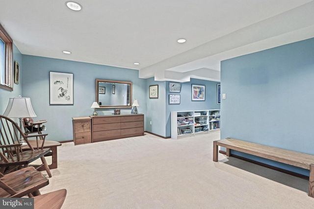 11698 FOX GLEN DR, Oakton, VA 22124