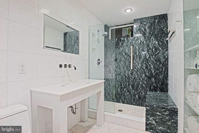 11698 FOX GLEN DR, Oakton, VA 22124