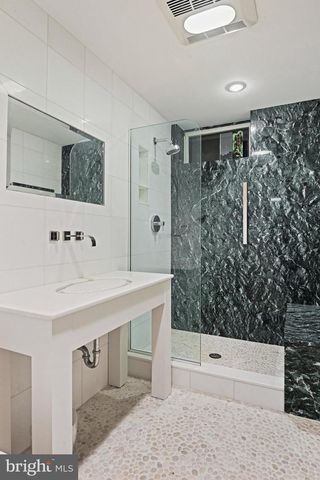 11698 FOX GLEN DR, Oakton, VA 22124