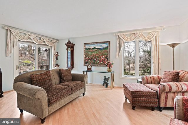 11698 FOX GLEN DR, Oakton, VA 22124