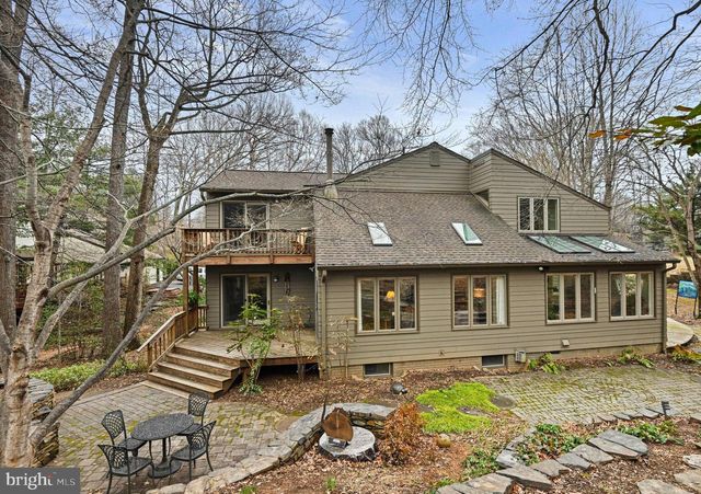 11698 FOX GLEN DR, Oakton, VA 22124