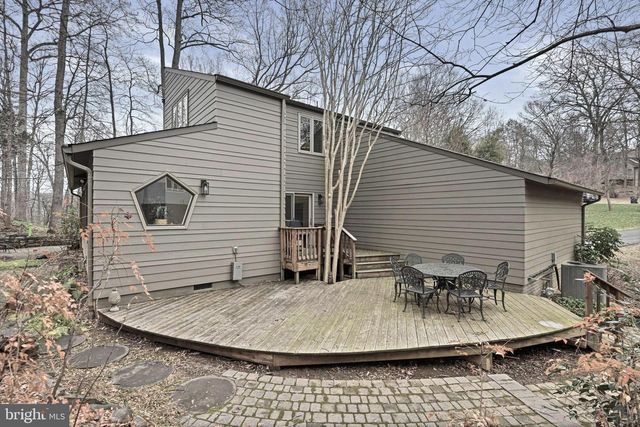 11698 FOX GLEN DR, Oakton, VA 22124