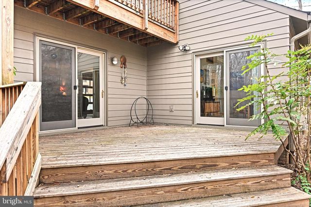 11698 FOX GLEN DR, Oakton, VA 22124