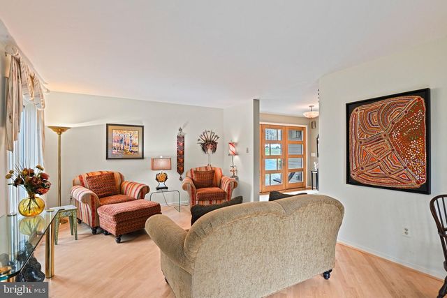 11698 FOX GLEN DR, Oakton, VA 22124