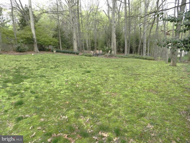 11698 FOX GLEN DR, Oakton, VA 22124