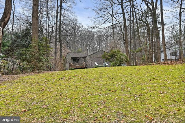 11698 FOX GLEN DR, Oakton, VA 22124