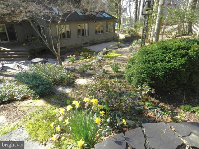 11698 FOX GLEN DR, Oakton, VA 22124