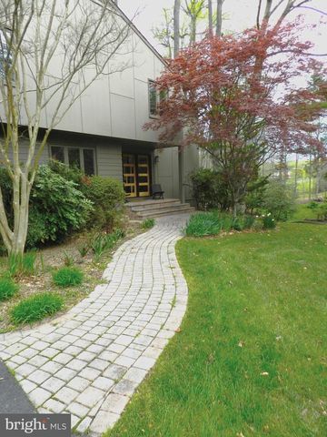 11698 FOX GLEN DR, Oakton, VA 22124