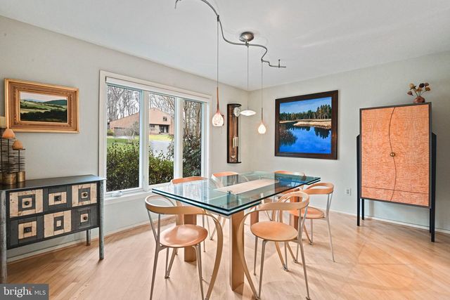 11698 FOX GLEN DR, Oakton, VA 22124