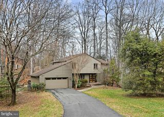11698 FOX GLEN DR, Oakton, VA 22124