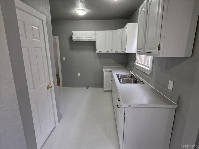 2530 Fullerton Street, Detroit, MI 48238