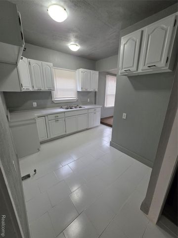 2530 Fullerton Street, Detroit, MI 48238