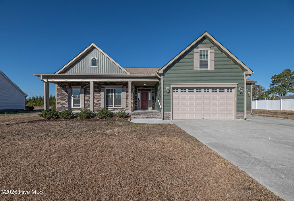 984 Whiskey Court, Grimesland, NC 27837