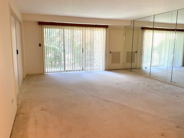 200 S Dee Road 1A, Park Ridge, IL 60068