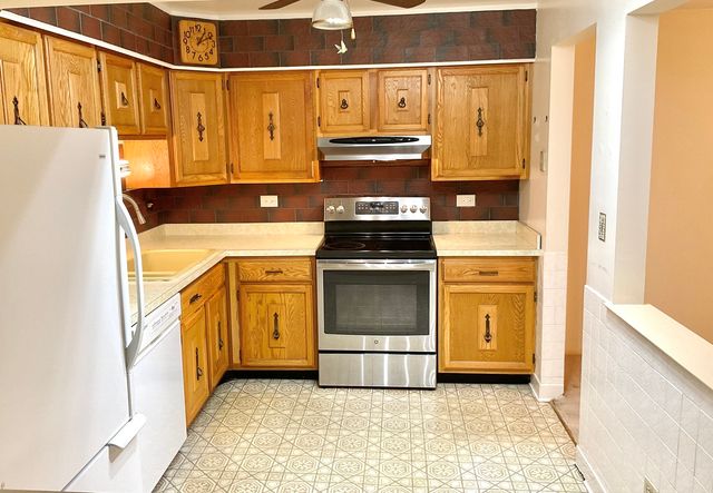 200 S Dee Road 1A, Park Ridge, IL 60068