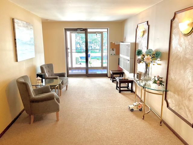 200 S Dee Road 1A, Park Ridge, IL 60068