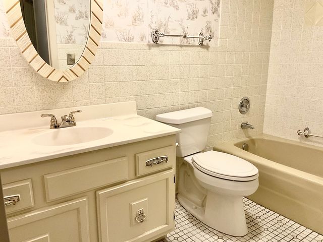 200 S Dee Road 1A, Park Ridge, IL 60068