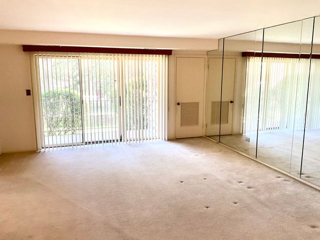 200 S Dee Road 1A, Park Ridge, IL 60068