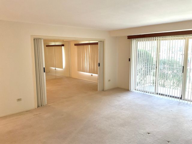 200 S Dee Road 1A, Park Ridge, IL 60068