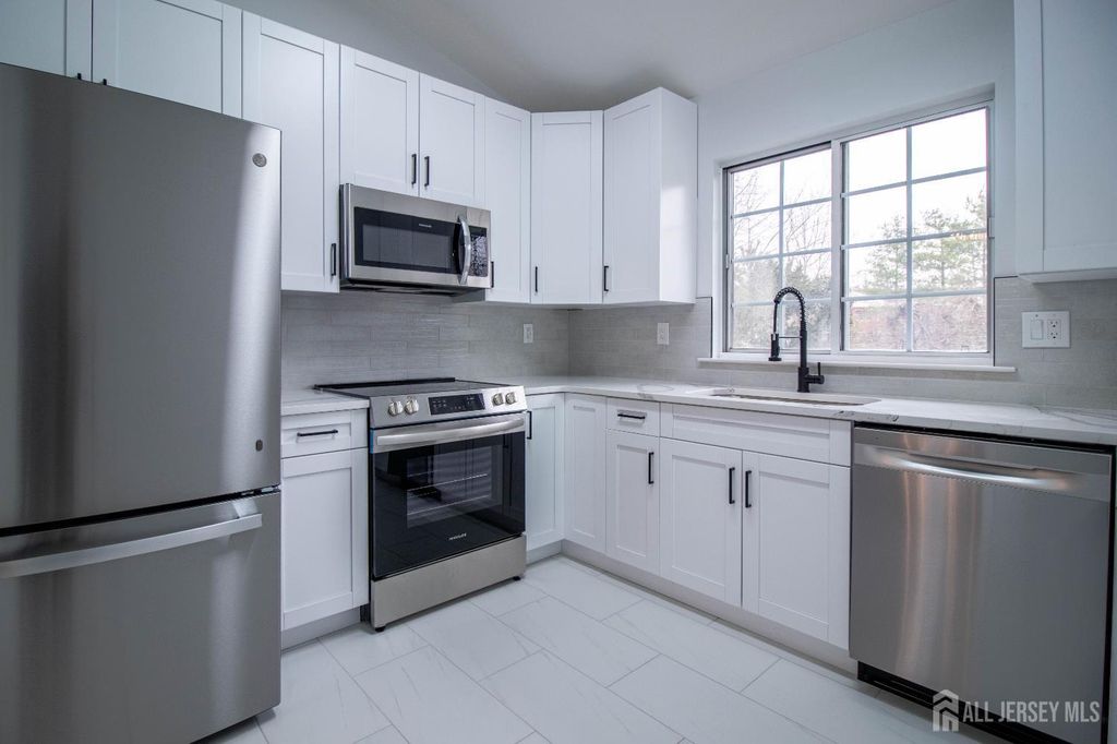 659-B Azalea Plaza, Monroe, NJ 08831