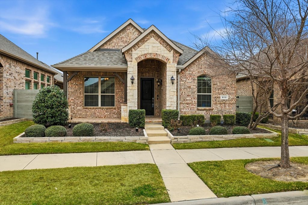 916 10th Street, Argyle, TX 76226