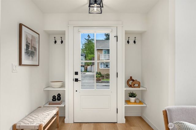 8913 8th Avenue NE, Seattle, WA 98115