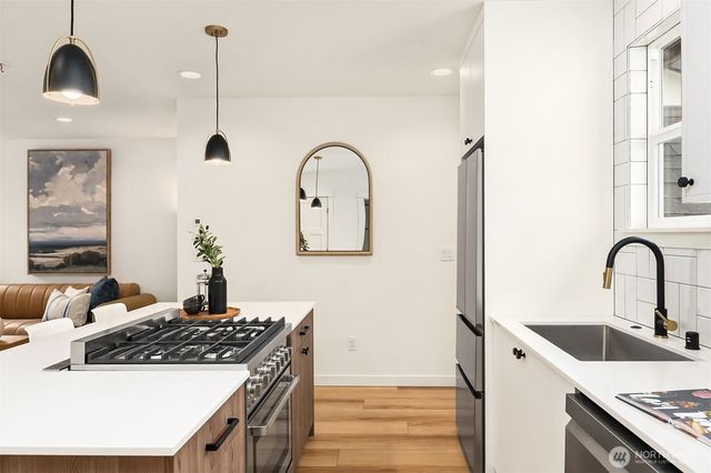 8913 8th Avenue NE, Seattle, WA 98115